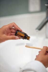 clove oil picture as one of the forms for using clove to alleviate dental pain